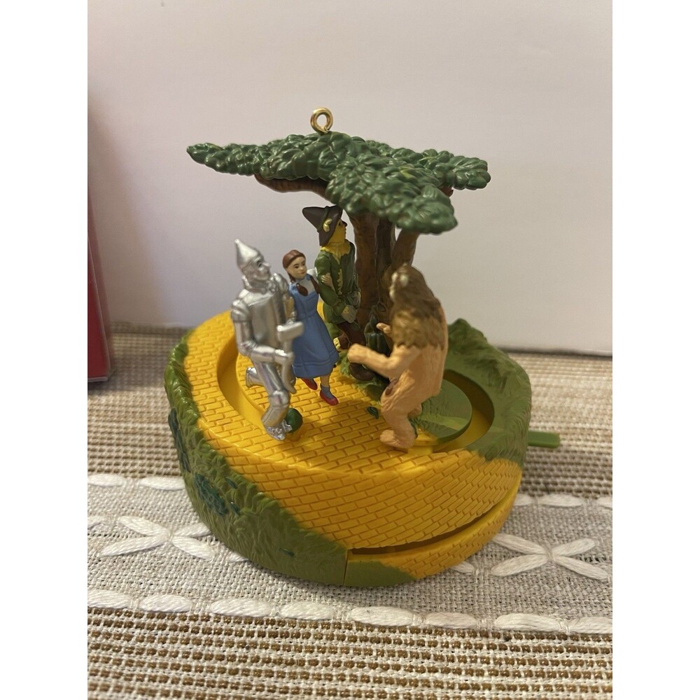 Wizard of Oz Lions and Tigers and Bears 2013 Hallmark Ornament New Batteries - Picture 5 of 9